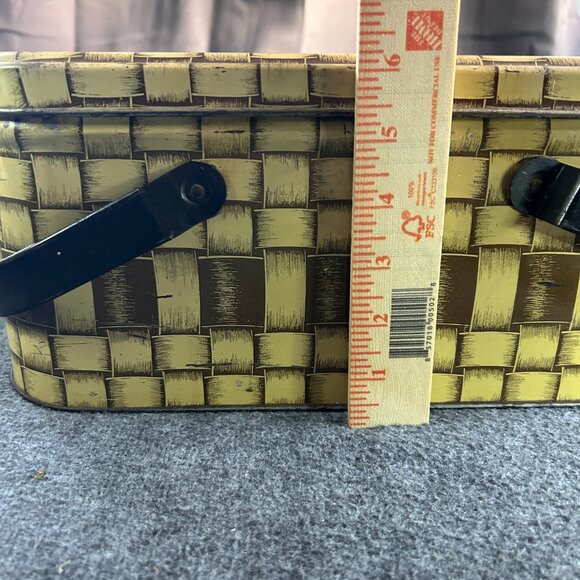VTG METAL TIN TAN WOVEN WEAVE PATTERN PICNIC BASKET W/ HANDLES 13”x5”x 8.5” - Picture 9 of 16